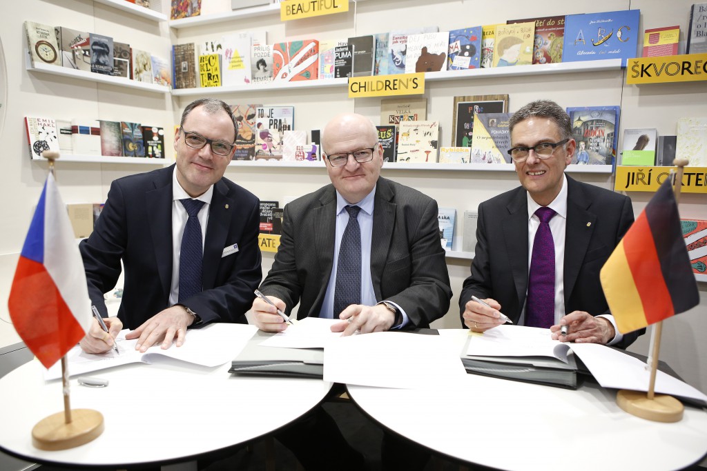 Czech Minister of Culture, Daniel Herman, and the director of the Leipzig Book Fair, Oliver Zille, signing the agreement confirming the Czech Republic as the guest of honour in 2019. Copyright: Stefan Hoyer/Leipziger Messe.