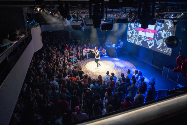Dobře vystavěný text, ale také jeho autentické podání publiku. Slam poetry je pevně rozkročená mezi literaturou a Performing Arts. Početné publikum je i v Česku pro slamera denní chléb, vždycky ale není lehké to emocionálně sežvýkat...