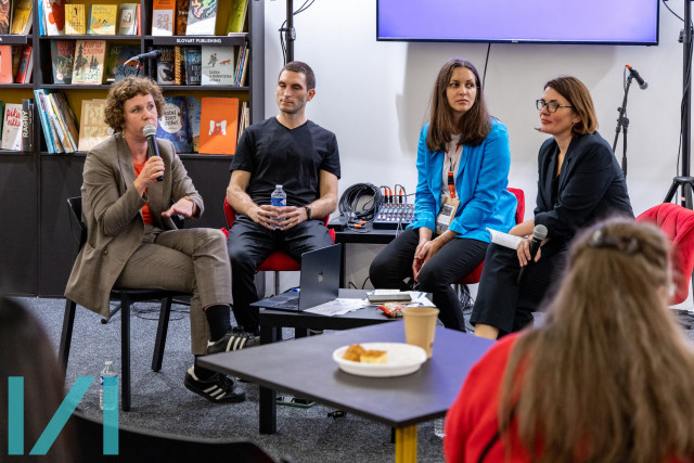 Do diskuze na téma „Překladatelé jako literární profesionálové" si Michaela Čičváková z ČLC pozvala Moniku Štefkovou (CZ) a Mateusze Kłodeckého (PL), překladatele z projektu CELA. Sdíleli své zkušenosti a pohledy na roli překladatelů v dnešním literárním světě.