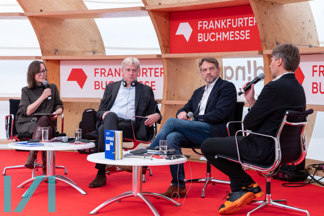 V Pavilonu Frankfurt proběhla debata o evropském románu. Zapojili se do ní šéf Frankfurtského knižního veletrhu Juergen Boos, profesor Tomáš Kubíček a slovinský autor Aleš Šteger.