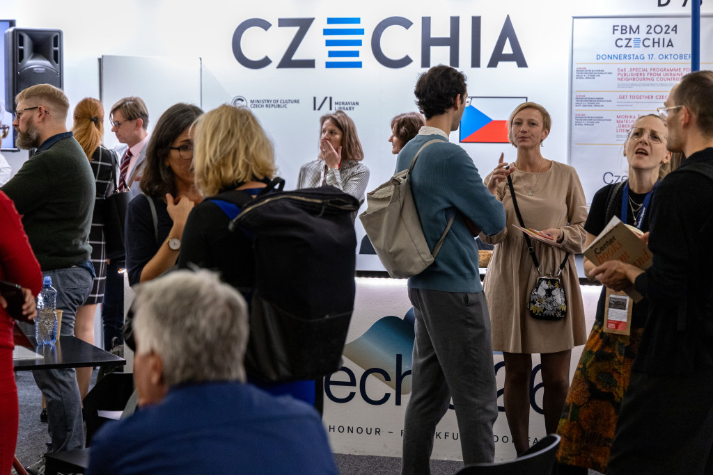 Čeští a zahraniční hosté během akce "Get Together" na Frankfurtském knižním veletrhu 2024.