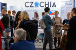 Čeští a zahraniční hosté během akce "Get Together" na Frankfurtském knižním veletrhu 2024.